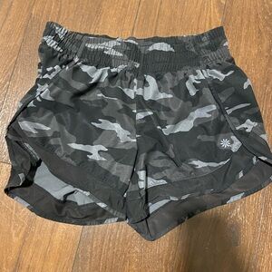 Athleta printed mesh run short 4” extra small camo black womens shorts active